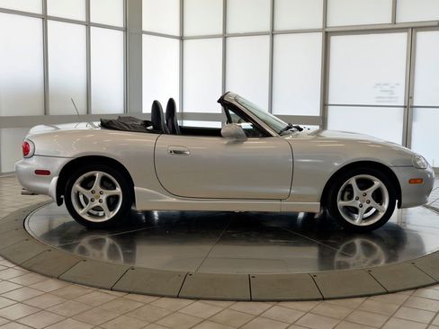 Used 2003 MAZDA MX-5 Miata RWD image 9