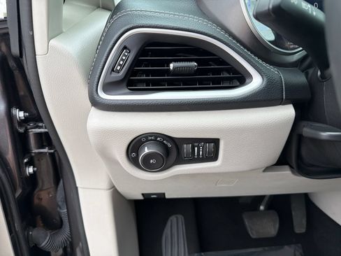 Used 2023 Chrysler Pacifica Touring-L FWD image 18