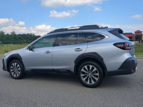 Used 2025 Subaru Outback Touring AWD/4WD image 6