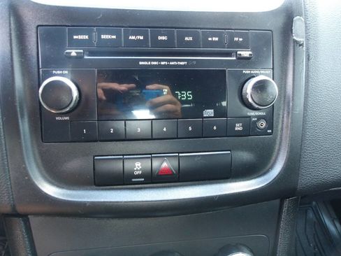 Used 2013 Dodge Avenger SE image 12