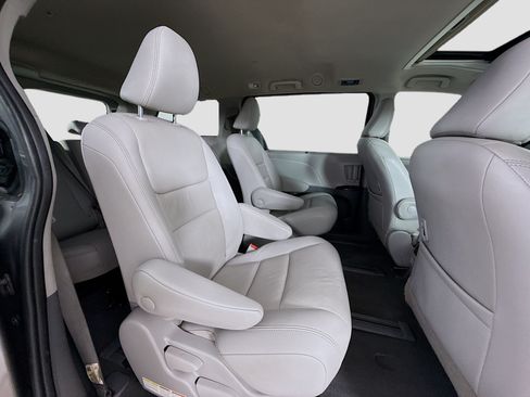 Used 2020 Toyota Sienna XLE w/ XLE Navigation Package AWD/4WD image 30