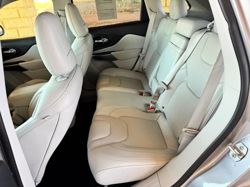 Used 2019 Jeep Cherokee Limited AWD/4WD image 19