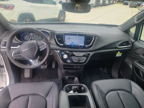 Used 2026 Chrysler Pacifica Select FWD image 19