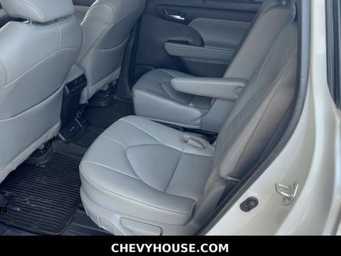 Used 2022 Toyota Highlander XLE FWD image 25