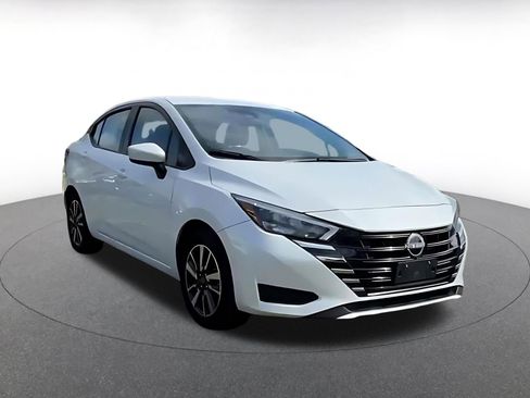 Used 2025 Nissan Versa SV image 2