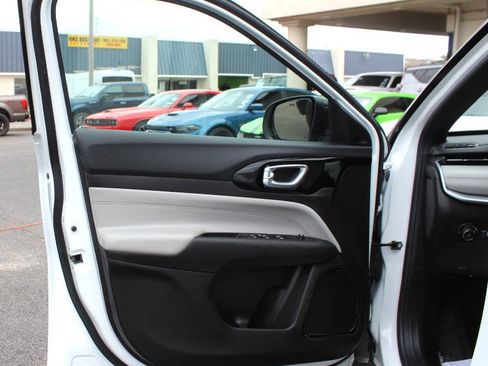 Used 2025 Jeep Compass Limited AWD/4WD image 18