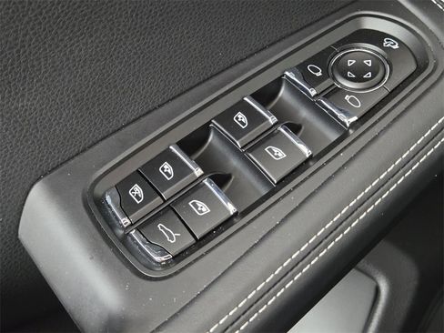 Used 2025 Porsche Macan image 40