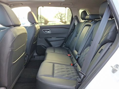 Used 2024 Nissan Rogue Platinum w/ Platinum Premium Package image 10