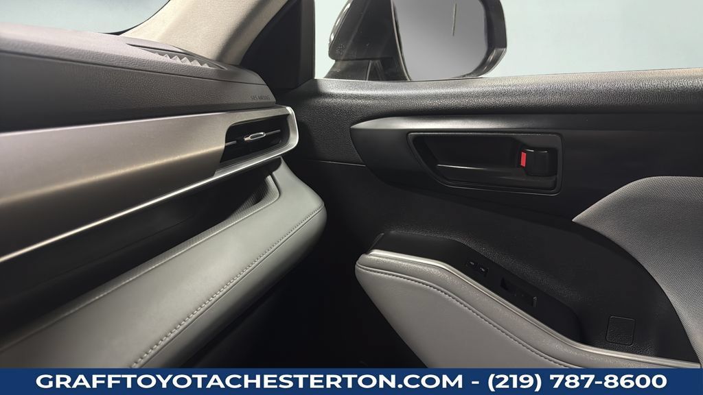 Used 2022 Toyota Highlander LE AWD/4WD image 13