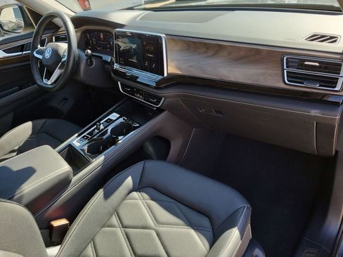 Used 2025 Volkswagen Atlas SE image 27