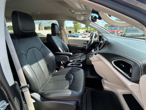 Used 2022 Chrysler Pacifica Touring-L FWD image 18
