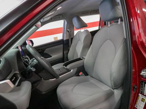 Used 2023 Toyota Highlander LE image 10