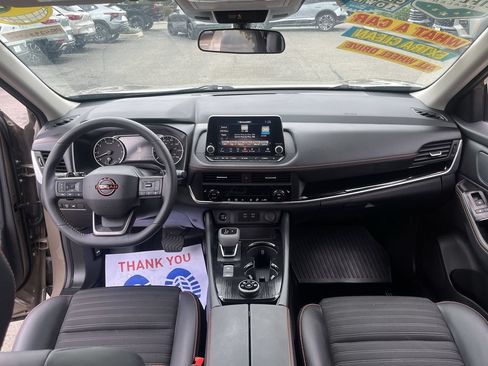 Used 2025 Nissan Rogue SV AWD/4WD image 18