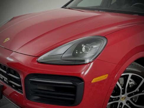 Used 2023 Porsche Cayenne Coupe image 12