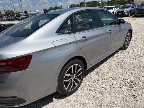 Used 2025 Volkswagen Jetta SE FWD image 8