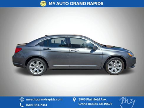 Used 2011 Chrysler 200 Touring FWD image 8