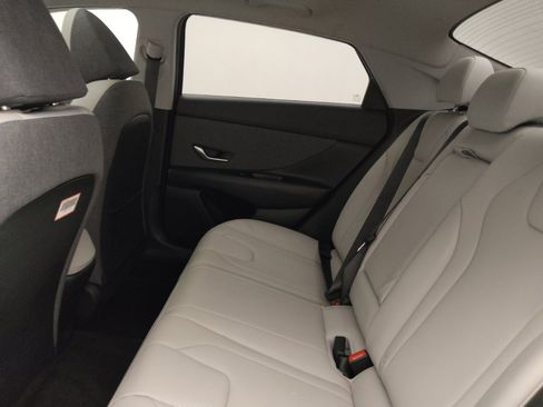 Used 2023 Hyundai Elantra Limited w/ Preferred Accessory Package FWD image 18