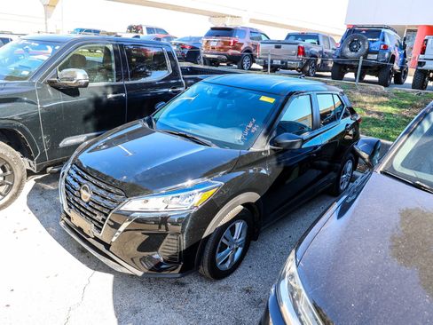 Used 2025 Nissan Kicks Play S image 3