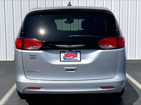 Used 2023 Chrysler Voyager LX FWD image 4