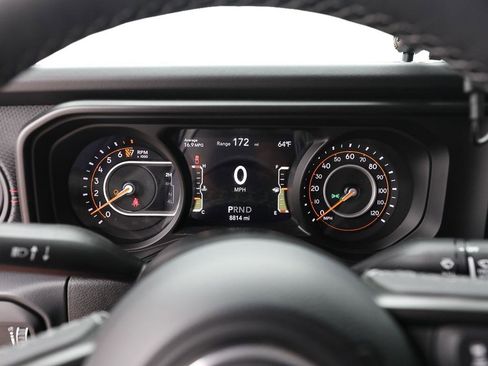 Used 2025 Jeep Gladiator Rubicon w/ Convenience Group AWD/4WD image 14