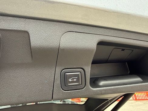 Used 2020 GMC Acadia SLE w/ Driver Convenience Package FWD image 8
