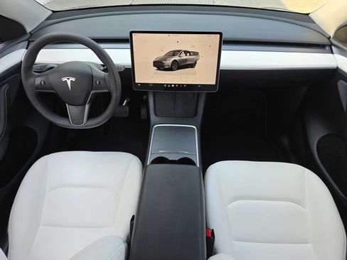 Used 2024 Tesla Model Y Long Range RWD image 13