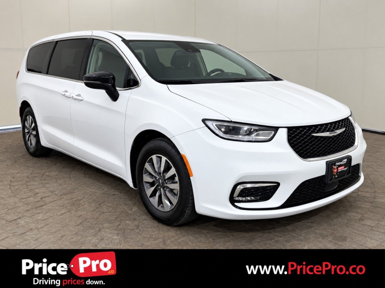 Used 2024 Chrysler Pacifica Limited FWD image 1
