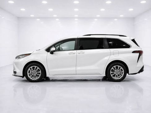 Used 2023 Toyota Sienna LE AWD/4WD image 2