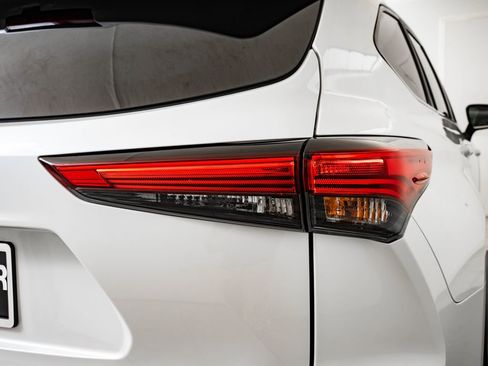 Used 2023 Toyota Highlander XLE AWD/4WD image 9