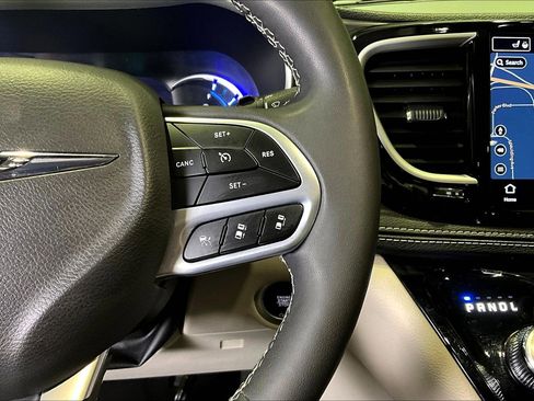 Used 2024 Chrysler Pacifica Select image 12
