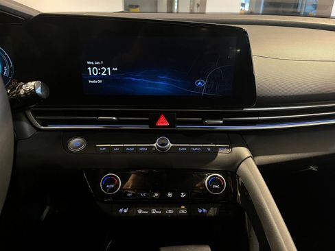 Used 2025 Hyundai Elantra Limited image 18