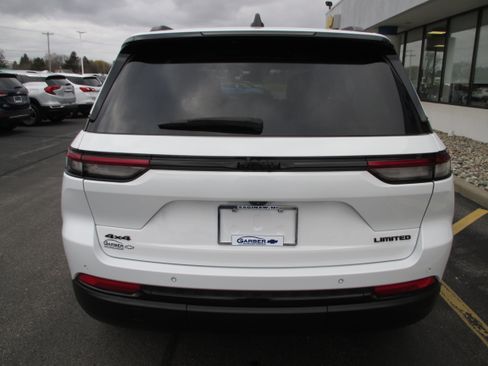 Used 2023 Jeep Grand Cherokee Limited w/ Black Appearance Package image 4