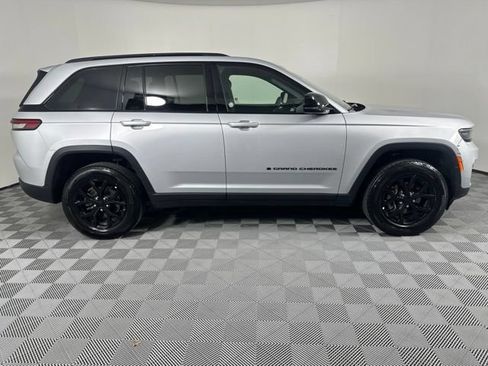 Used 2025 Jeep Grand Cherokee Altitude AWD/4WD image 4