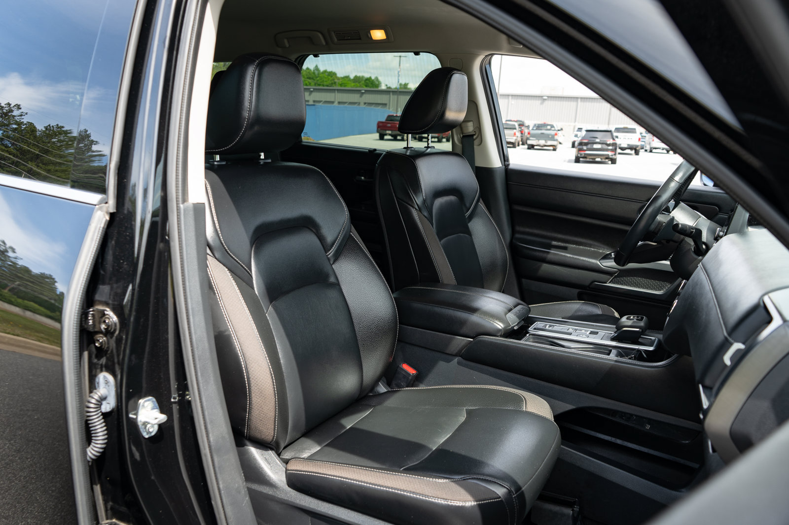 Used 2024 Nissan Pathfinder SL w/ Black Appearance Package FWD image 23