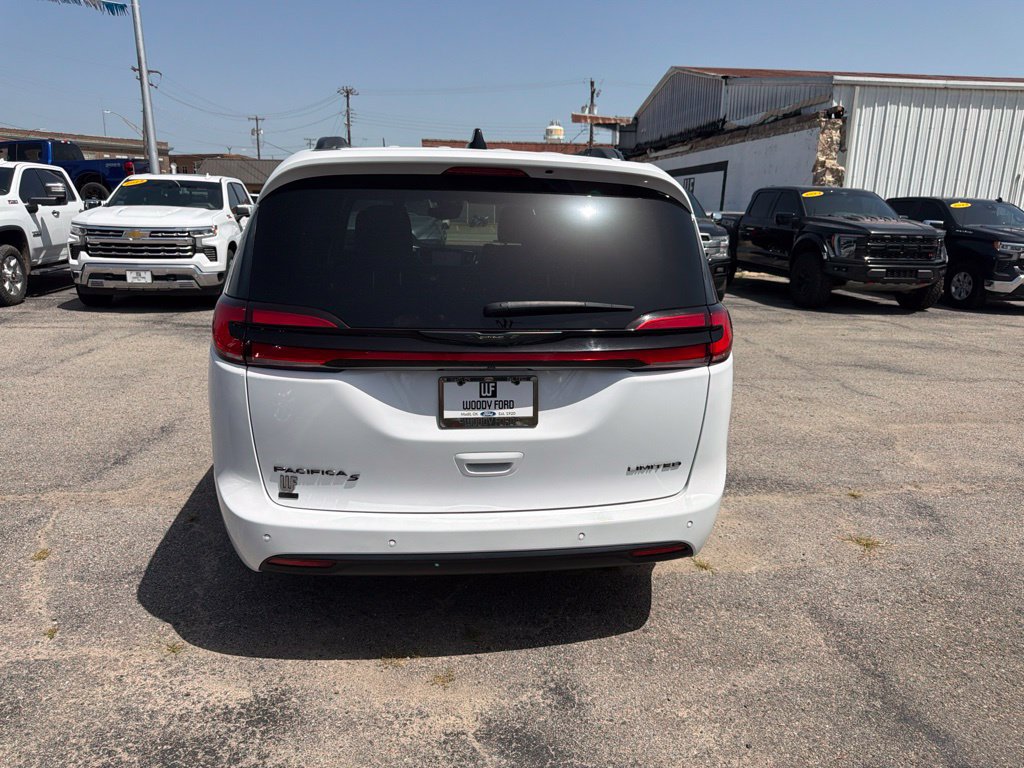 Used 2025 Chrysler Pacifica Limited FWD image 5