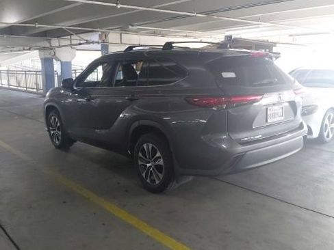 Used 2021 Toyota Highlander XLE AWD/4WD image 3