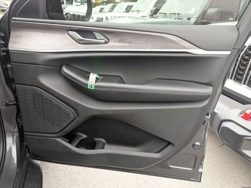 New 2025 Jeep Grand Cherokee L Limited w/ Trailer Tow Package image 38