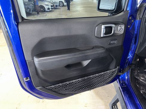 Used 2020 Jeep Wrangler Unlimited Sahara w/ Uconnect 4C Nav & Sound Group AWD/4WD image 17