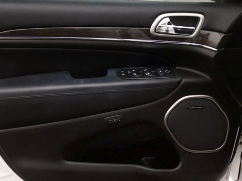 Used 2018 Jeep Grand Cherokee Overland image 9