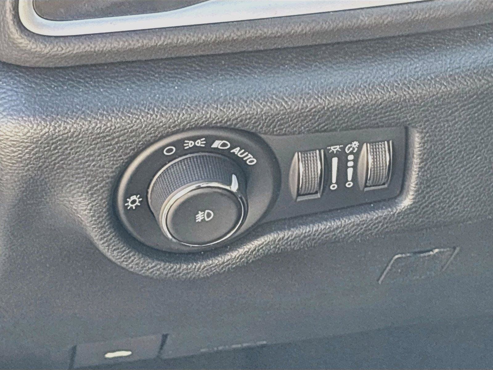 Certified 2025 Chrysler Pacifica Select FWD image 14