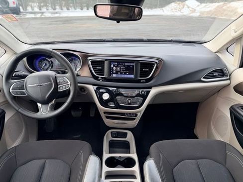 Used 2023 Chrysler Voyager LX image 20