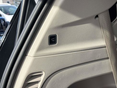Used 2024 Chrysler Pacifica Touring-L FWD image 16