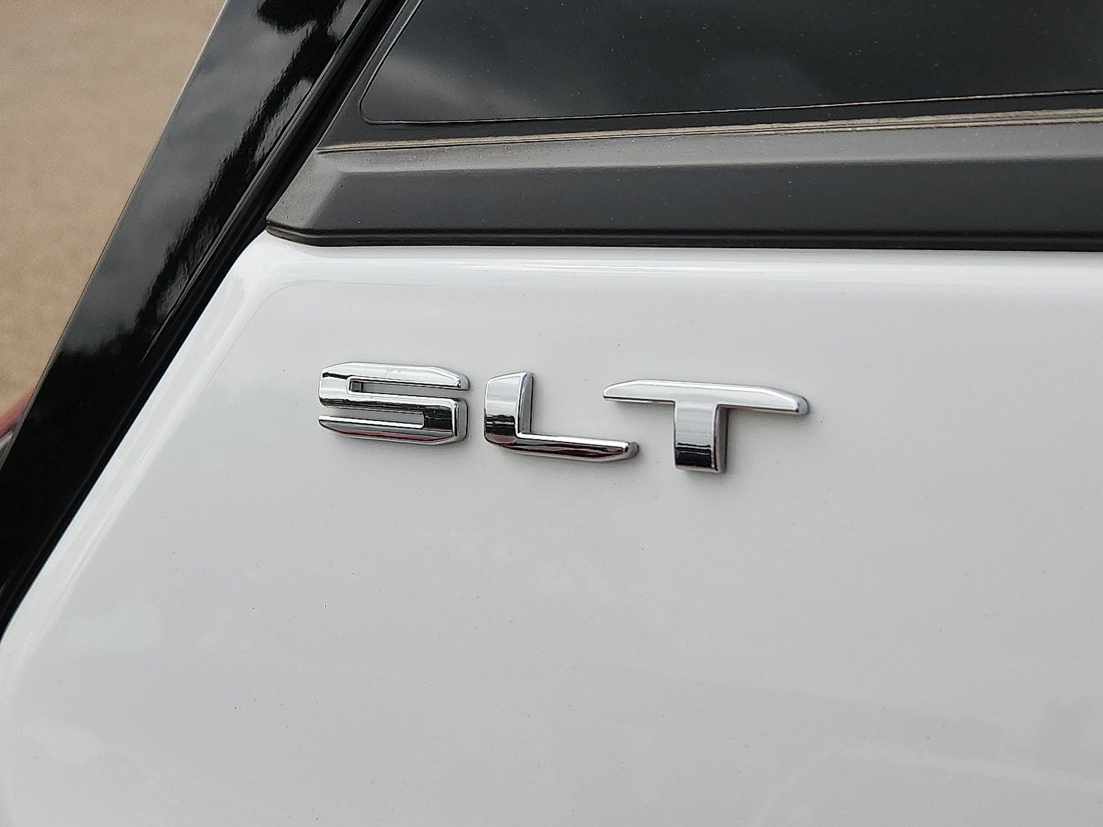 Used 2023 GMC Terrain SLT w/ Tech Package FWD image 9