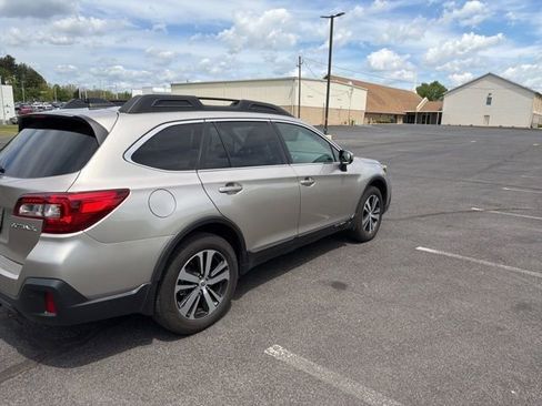 Used 2018 Subaru Outback 2.5i Limited AWD/4WD image 3