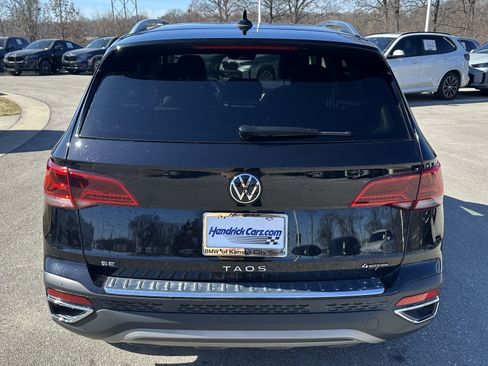 Used 2024 Volkswagen Taos SE w/ Panoramic Sunroof Package image 9