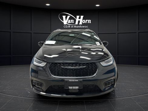 Used 2024 Chrysler Pacifica Premium FWD image 2
