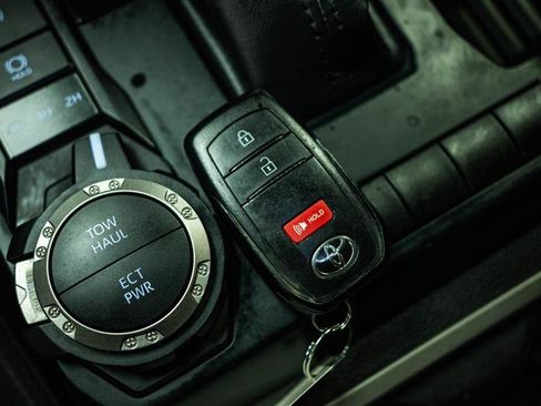 Used 2025 Toyota Tacoma SR5 AWD/4WD image 19