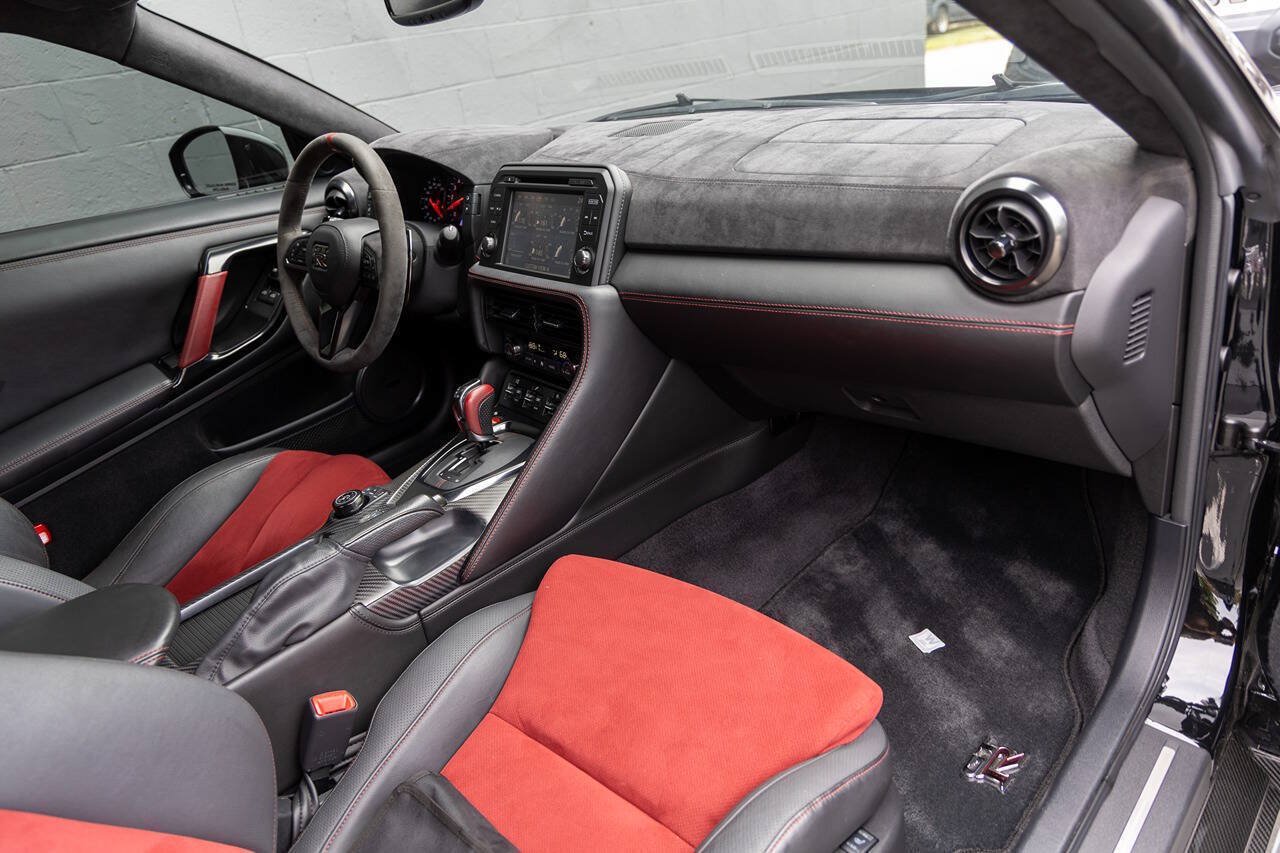Used 2018 Nissan GT-R NISMO AWD/4WD image 2
