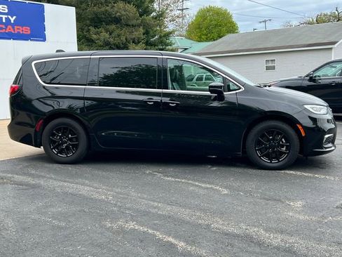 Used 2024 Chrysler Pacifica Touring-L FWD image 48