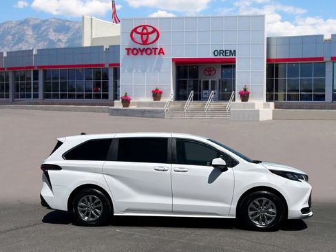 Used 2025 Toyota Sienna LE FWD image 3